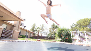 Profitez de Sunny Summer Fun with Lola - vidéos porno sur ONE-PORN.COM