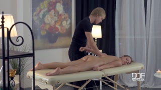 Nikmati Russian Teen Emma Brown in Hardcore Massage - Fingering and Foot Play - video porno di ONE-PORN.COM