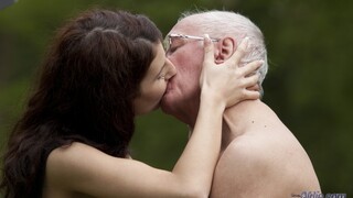 Насолоджуйтесь Spoiled Brunette Gets Ball Licking and Rough Doggystyle - порно відео на ONE-PORN.COM