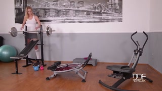 Thưởng thức Missing Panties: Nikky Dream's Juicy Gym Blowjob - video khiêu dâm trên ONE-PORN.COM