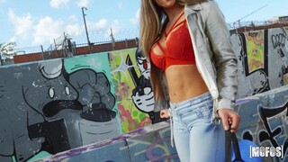 Nikmati Briana's Athletic Body Gets Fucked - video porno di ONE-PORN.COM