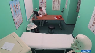 Goditi European Blonde's Small Tits Get Medical Attention - video porno su ONE-PORN.COM