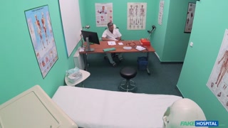 Goditi Facial in Toilet Room with Brunette Doctor Valentina Ricci - video porno su ONE-PORN.COM