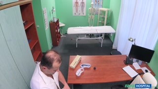 Goditi Short-Haired Amateur Licks Pussy in Office - video porno su ONE-PORN.COM