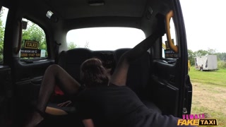 Goditi Female Fake Taxi - video porno su ONE-PORN.COM