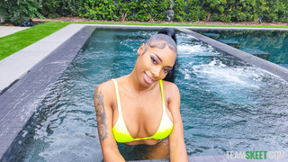 Aproveite Jaymee Green - Big Tits Bikini Showdown - vídeos pornô no ONE-PORN.COM