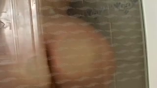 Genießen Sie Red Rita enjoys shower head action - Pornovideos auf ONE-PORN.COM