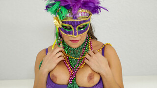 Disfruta de Mardi Gras Sex Party - MILF Carmela Clutch Goes Wild - videos porno en ONE-PORN.COM