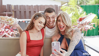 Genießen Sie Selena Love’s Red, White, and Blue Wiener Ride - Pornovideos auf ONE-PORN.COM