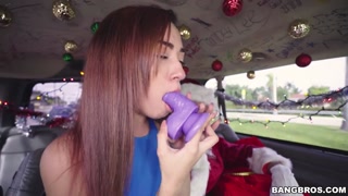 Goditi Petite Kiley Jay Gives Santa a Cumshot Surprise - video porno su ONE-PORN.COM