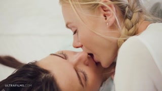 Nikmati European Lesbians Hayli And Nancy In Intimate Session - video porno di ONE-PORN.COM