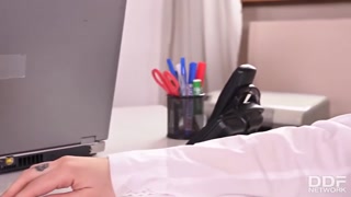 Profitez de Angie Lynx - Blonde Teen Gets Rough Fuck in School - vidéos porno sur ONE-PORN.COM