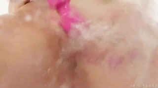 Goditi Skylar Snow’s Intense Facial & Squirting Orgasm - video porno su ONE-PORN.COM