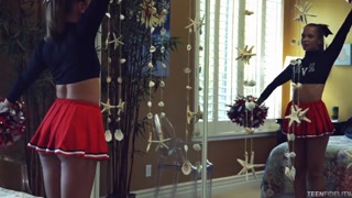 Disfruta de Cheerleader Liza Rowe Sucks and Fucks - videos porno en ONE-PORN.COM