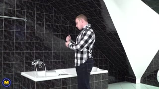 Nikmati Ryanne the Cougar Teases Toy Boy in Shower - Hardcore Fun - video porno di ONE-PORN.COM