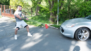 Nikmati Jennifer Mendez Flirts with Strongman Angelo Godshack and Wants More Car Pull Practice - video porno di ONE-PORN.COM