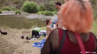 享受 Zelder’s Outdoor Cuckold Game – Redhead Brunette & Big Cock - ONE-PORN.COM 上的色情视频