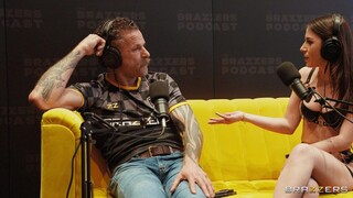Goditi Small Tits and Piercing in the Brazzers Pod - video porno su ONE-PORN.COM