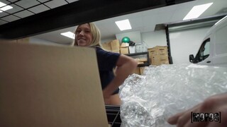 Genießen Sie Package Hunt Leads to Blowjob - Pornovideos auf ONE-PORN.COM