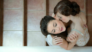 Genießen Sie Flashback Lesbian Kiss - Pornovideos auf ONE-PORN.COM