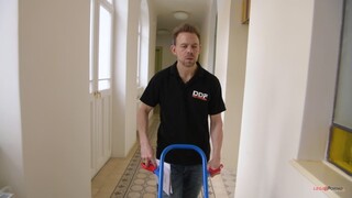 Nikmati Lingerie-Clad Rebecca Sharon Gets Anal Fucked by Delivery Guy - video porno di ONE-PORN.COM