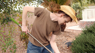Desfrute de Riding The Gardener with Big Tits MILF - vídeos pornô no ONE-PORN.COM